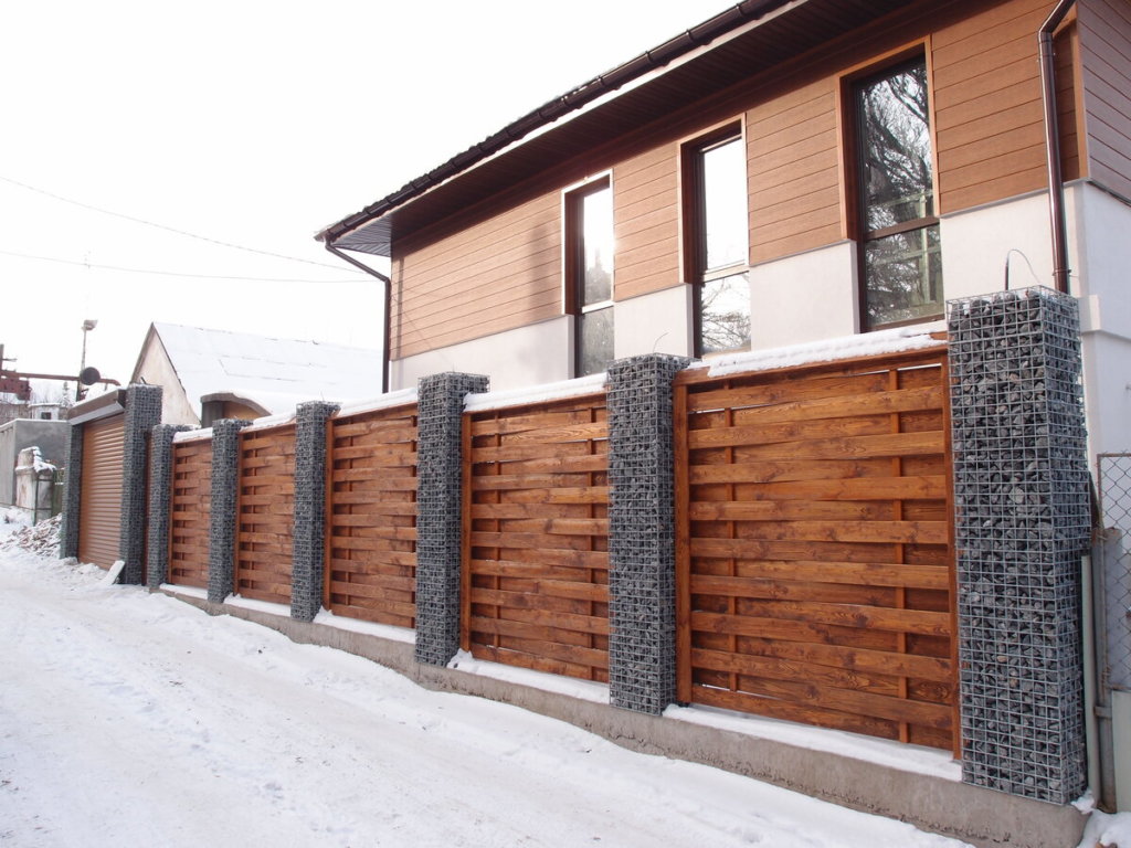 Деревянный забор с габионами