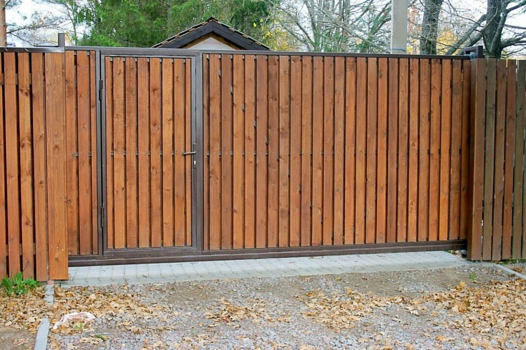 Деревянный забор с воротами и калиткой